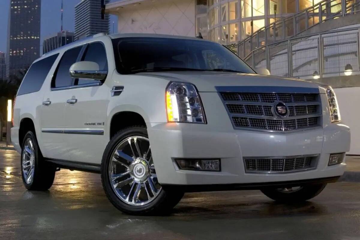 La policía busca un Cadillac Escalade blanco que atropelló a un peatón el lunes, 10 de julio ...