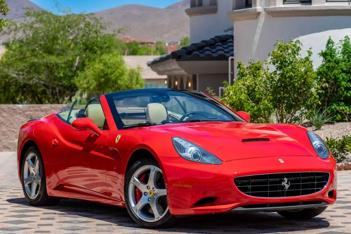 El agente inmobiliario Jordan Betten ofrece un Ferrari gratis con esta mansión de 4.8 millones ...