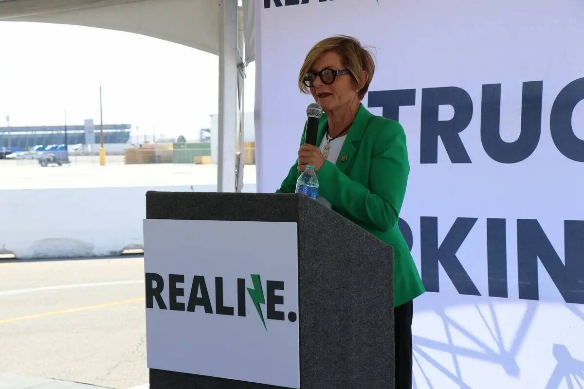 La representante federal Susie Lee habla en una rueda de prensa con motivo de la apertura de la ...