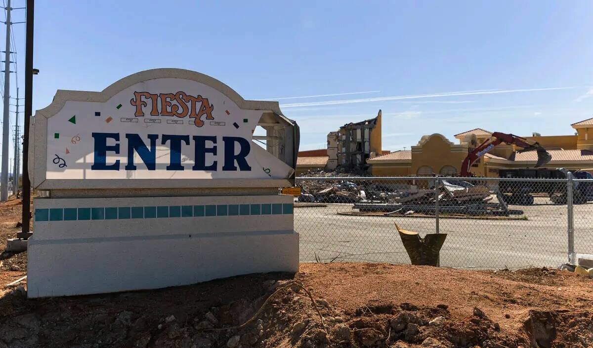 La demolición del Fiesta Rancho continúa el jueves 6 de abril de 2023, en North Las Vegas. (C ...