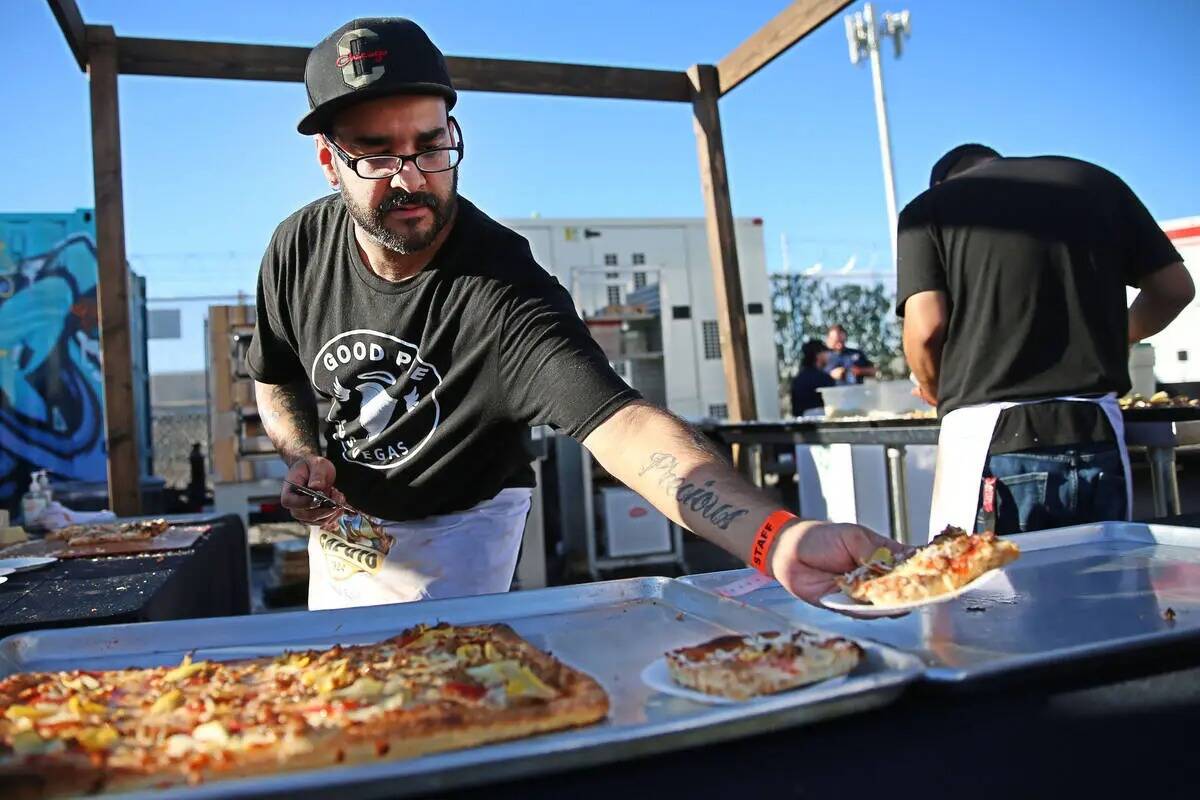 Gilbert Pérez de Good Pie sirve una porción de pizza durante Las Vegas Pizza Festival en The ...