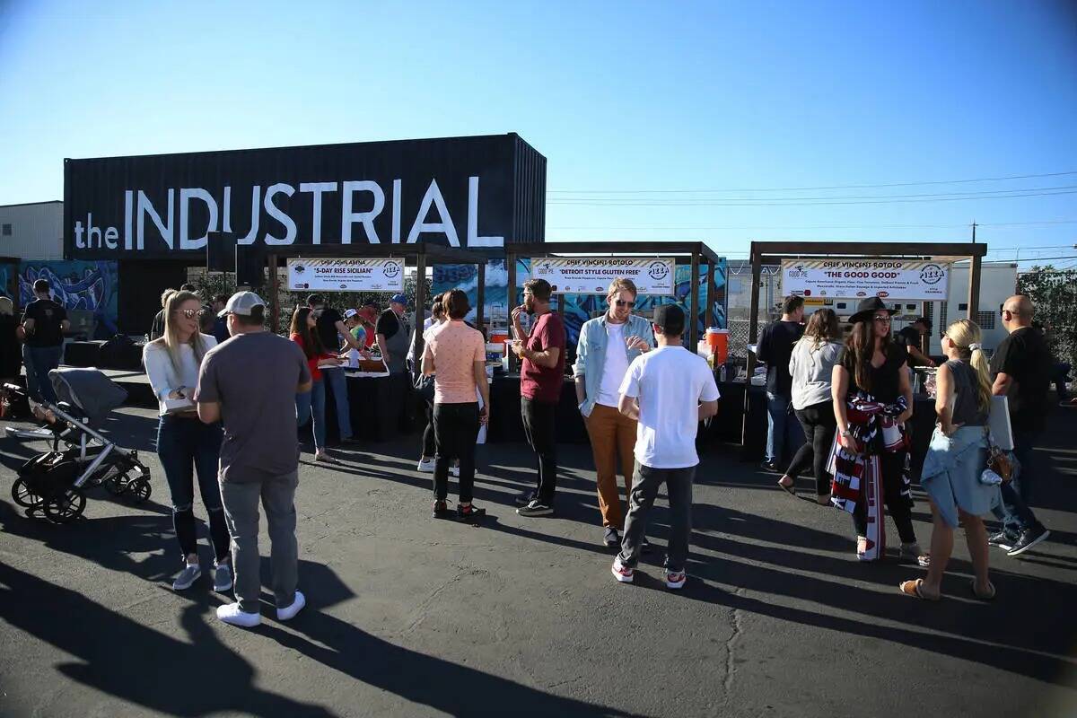 La gente asiste a Las Vegas Pizza Festival en The Industrial Event Space en Las Vegas, el sába ...