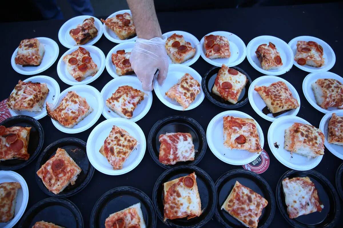 Se sirven porciones de pizza en el stand de Flour & Barley Brick Oven Pizza durante Las Vegas P ...