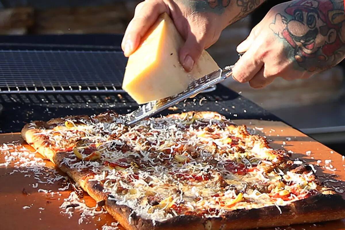 Gilbert Pérez de Good Pie prepara una pizza durante Las Vegas Pizza Festival en The Industrial ...