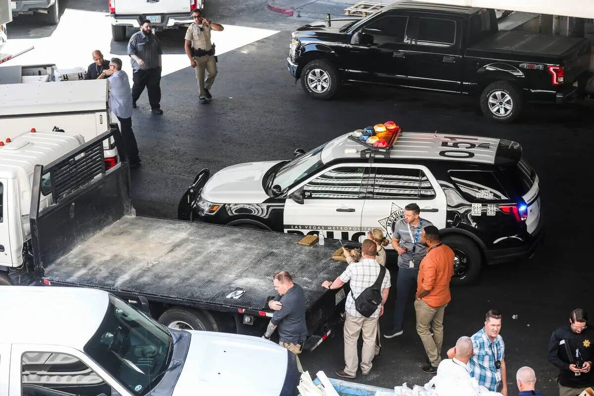 Presencia policial donde un hombre mantiene a una mujer como rehén en una habitación de hotel ...