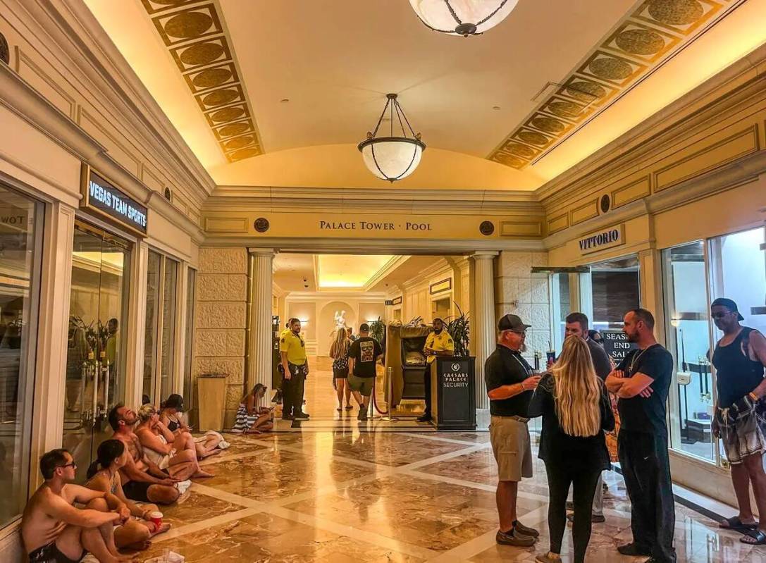 Seguridad vigila la entrada a una torre donde un hombre mantiene a una mujer como rehén en una ...