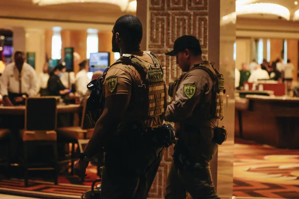 Dos unidades del Equipo de Respuesta Especial patrullan la zona del casino el martes 11 de juli ...