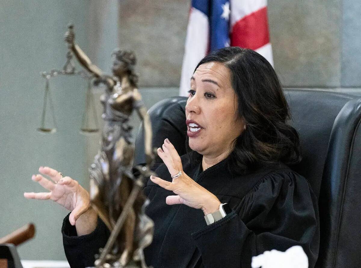 La jueza Danielle "Pieper" Chio preside una audiencia en el Centro Regional de Justicia, el mar ...