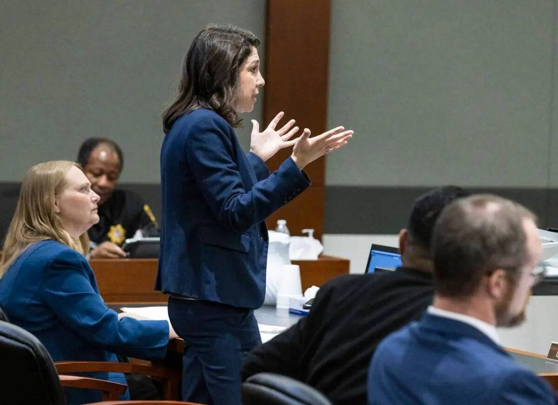 La abogada Jackie Nichols, en representación del CCSD, argumenta durante una audiencia en el C ...