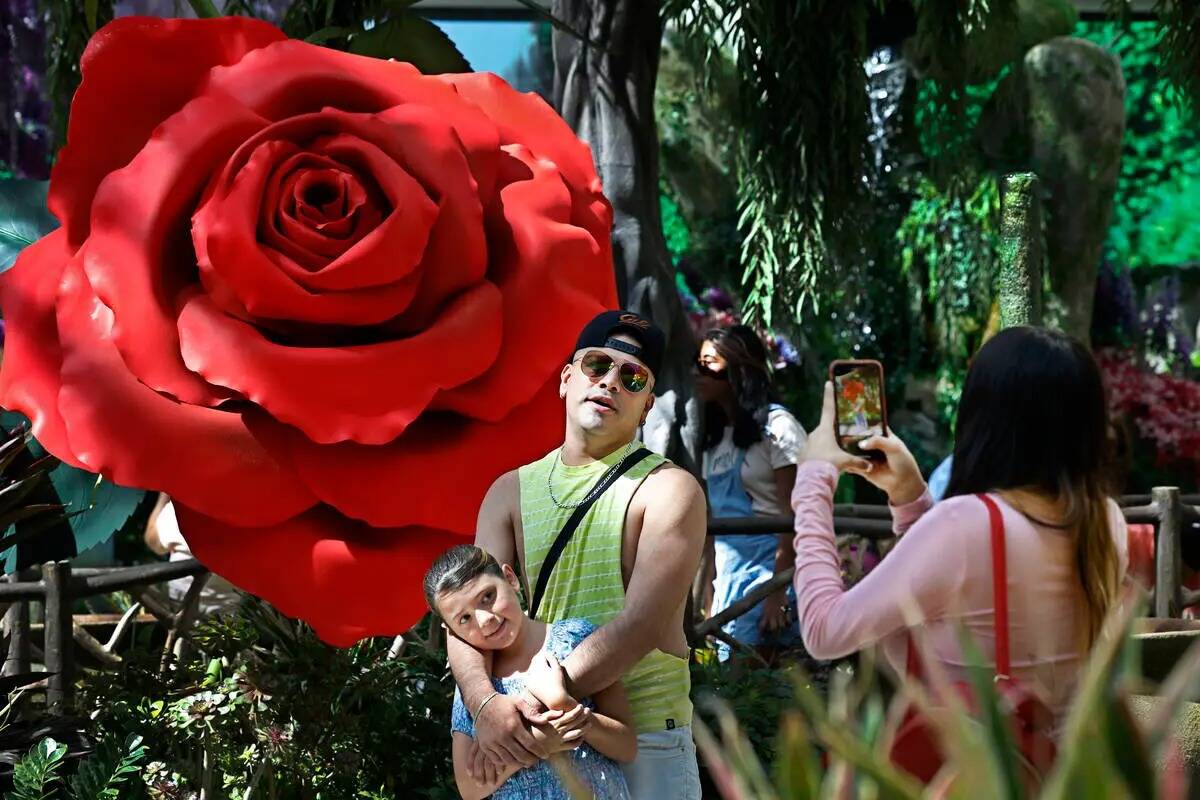 Ricard Lacarriere, de México, posa para una foto con su hija Eva, de nueve años, mientras su ...