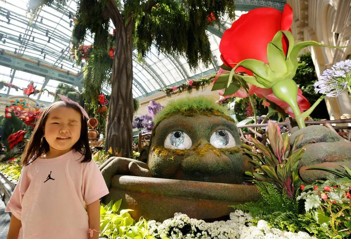Layoon Kim, de cuatro años, de Corea del Sur, guiña un ojo mientras posa para una foto en el ...