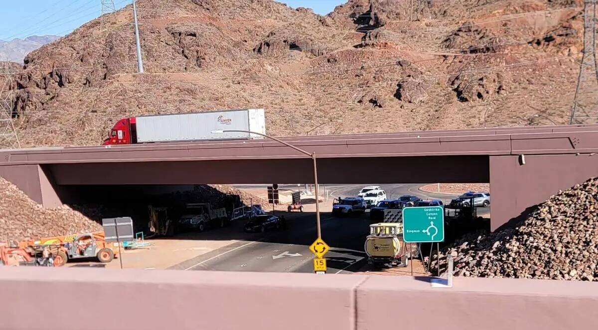 Varias fuerzas del orden respondieron a un conductor atrincherado en un vehículo robado cerca ...