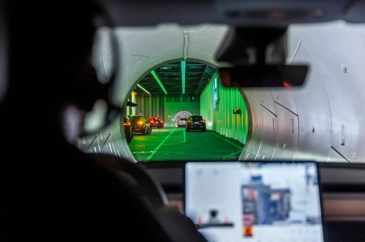 Teslas recogen pasajeros fuera de la estación de West Hall y se dirigen bajo tierra en el Vega ...