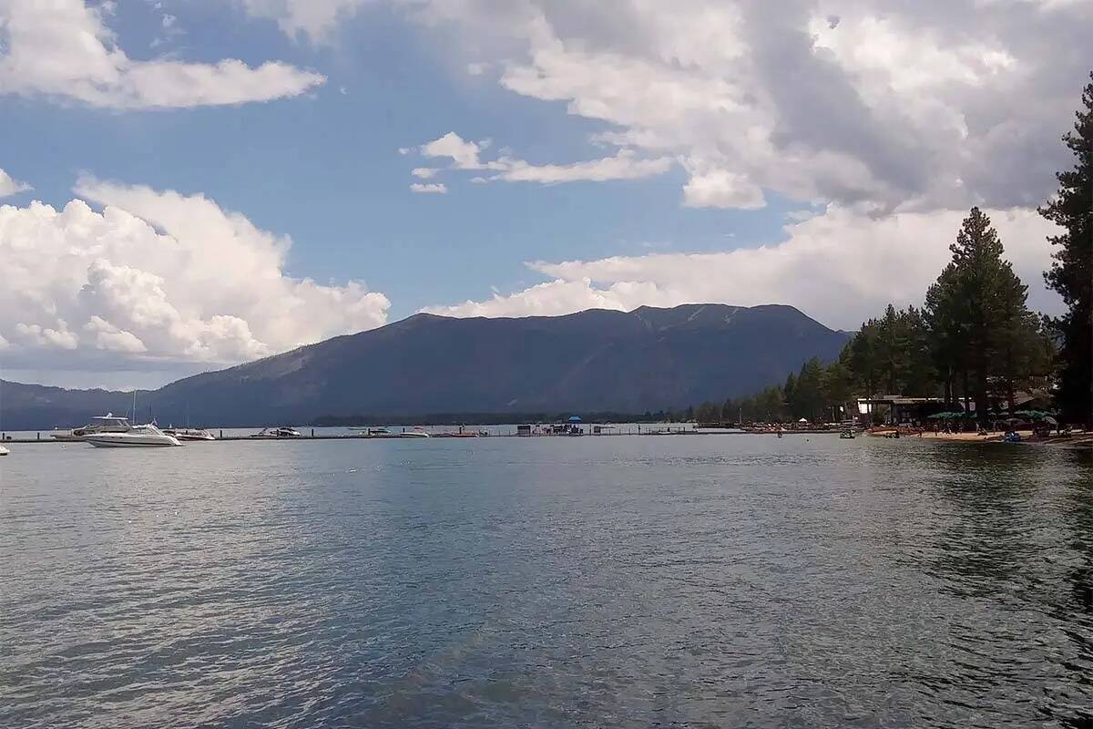 Barcos flotan en el lago Tahoe, cerca de South Lake Tahoe, California, durante la Cumbre Anual ...
