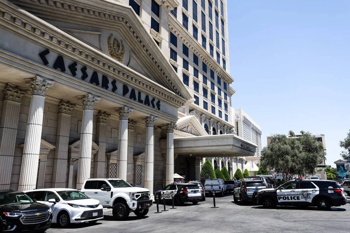 La policía investiga un disturbio en el Caesars Palace el martes 11 de julio de 2023, en Las V ...