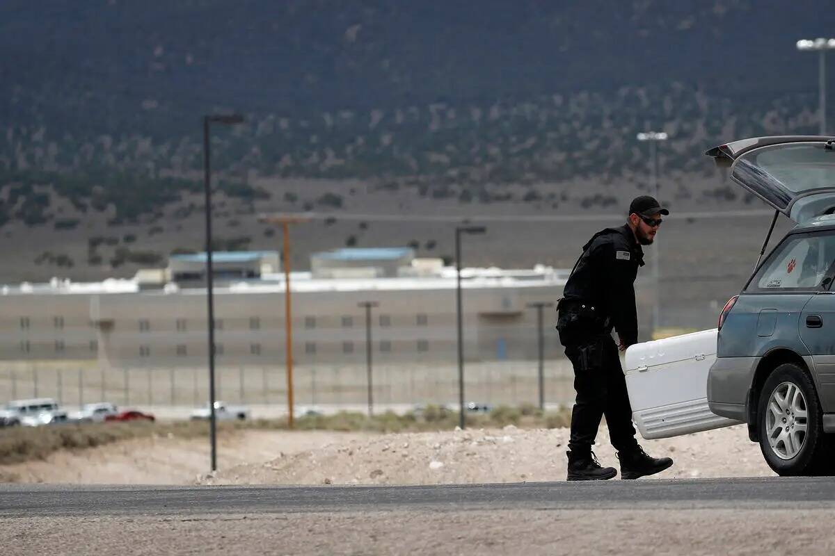 Un funcionario de prisiones prepara un control cerca de la entrada de la prisión estatal de El ...