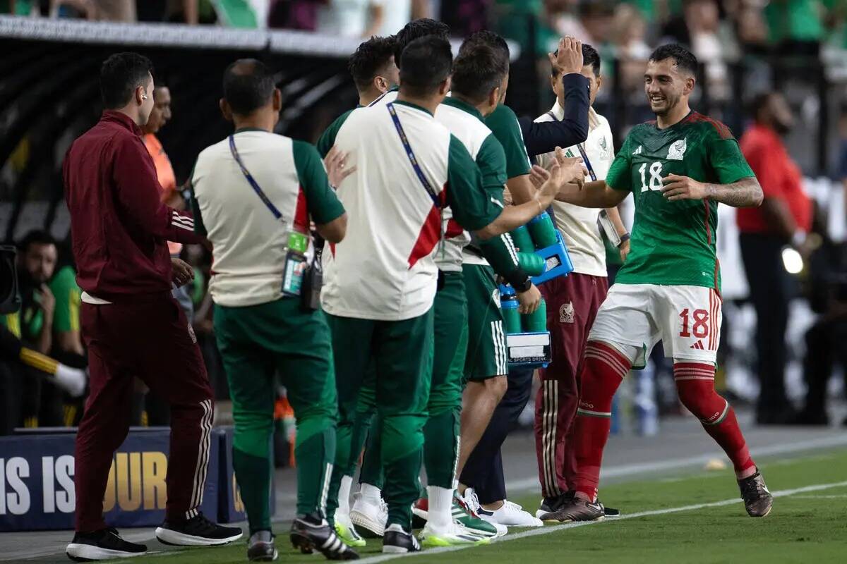 El centrocampista mexicano Luis Chávez (18) es felicitado por su equipo después de anotar dur ...