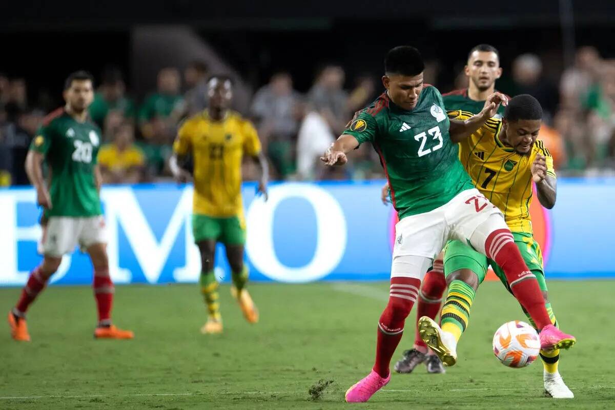 El defensa de México Jesús Gallardo (23) regatea al delantero de Jamaica Leon Bailey (7) dura ...