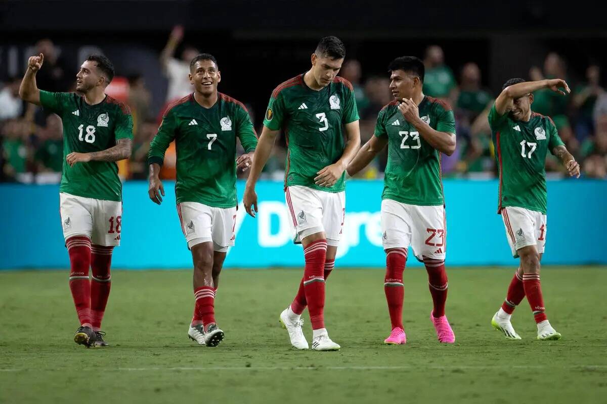 Los jugadores de México se dirigen al centro del campo después de que su equipo anotara duran ...