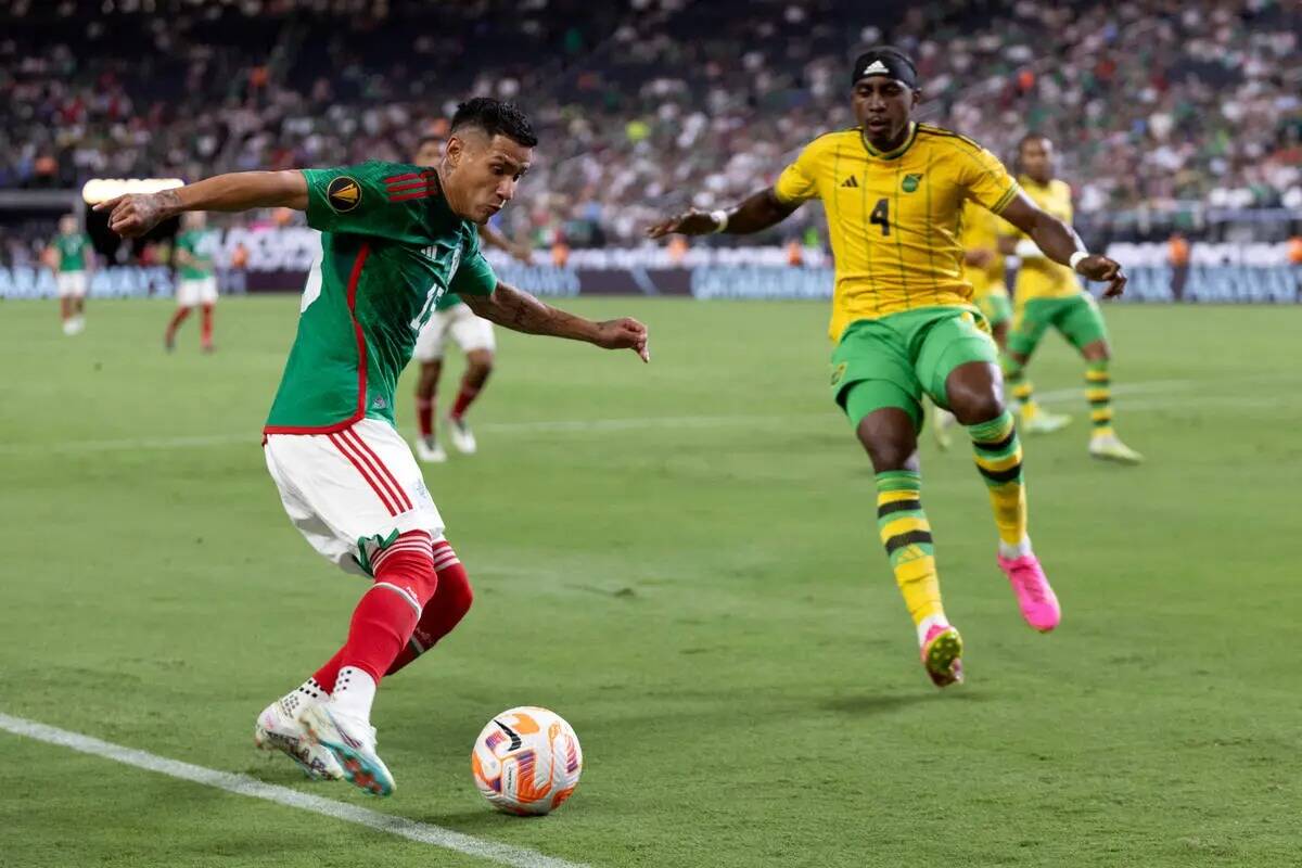 El delantero mexicano Uriel Antuna (15) se prepara para intentar un gol mientras el defensa de ...