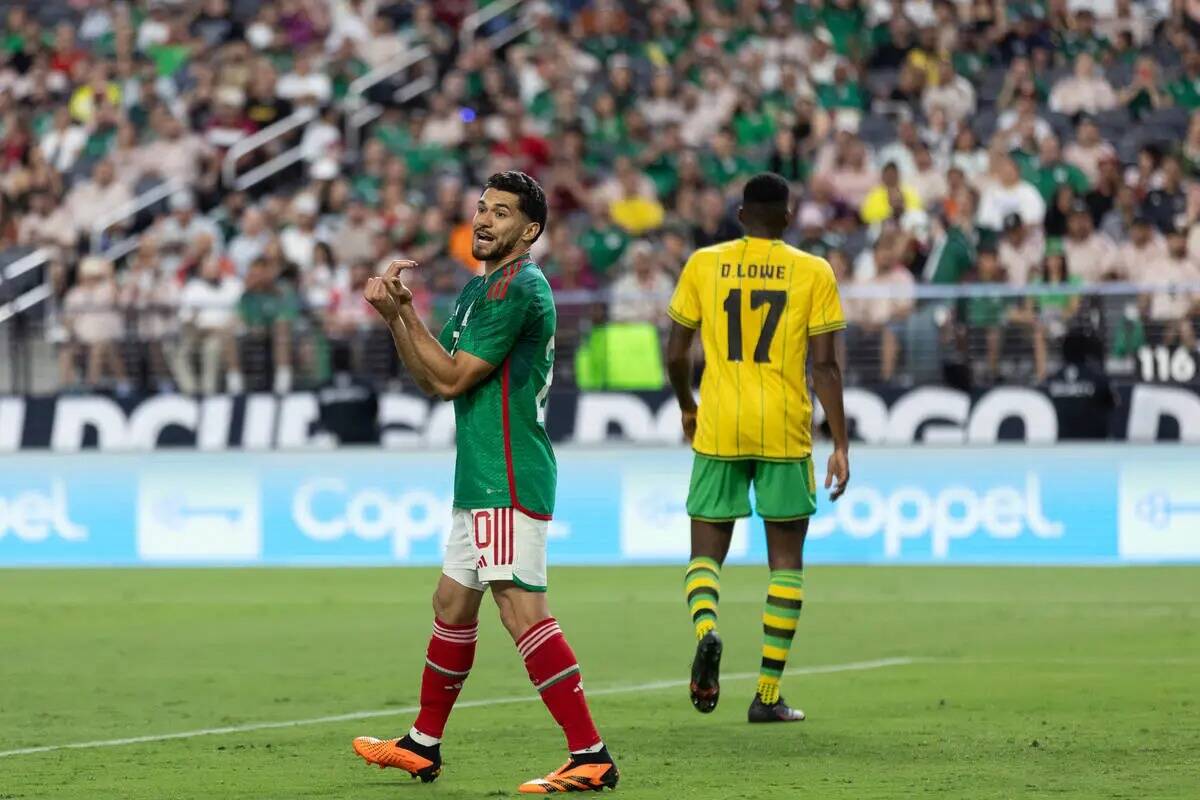 El delantero de México Henry Martín (20) hace un gesto a un compañero de equipo después de ...