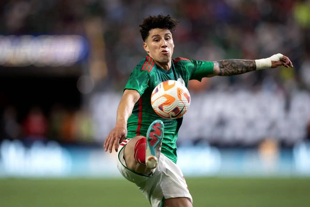 El defensa mexicano Jorge Sánchez (19) conecta con el balón durante la segunda mitad de un pa ...