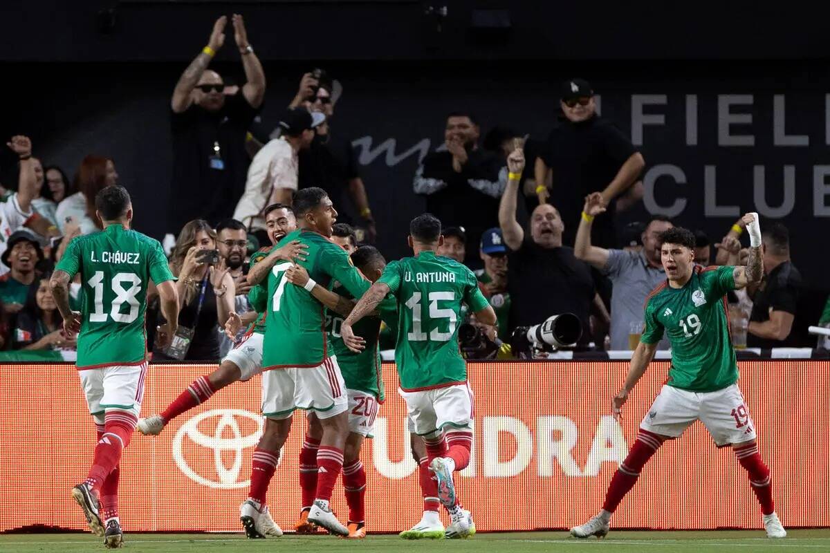 México celebra después de anotar sobre Jamaica durante la primera mitad de un partido de fút ...
