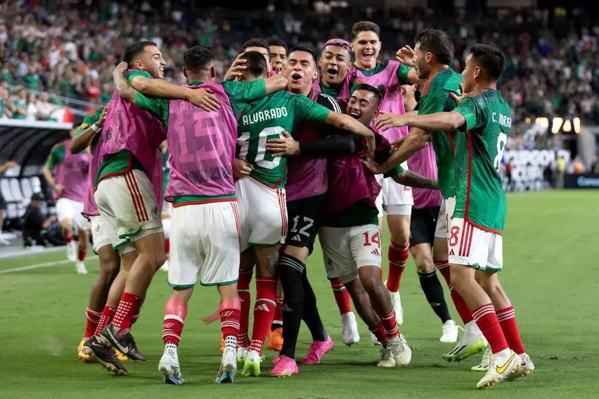 México celebra después de ganar un partido de fútbol de semifinales de la Copa Oro de la CON ...