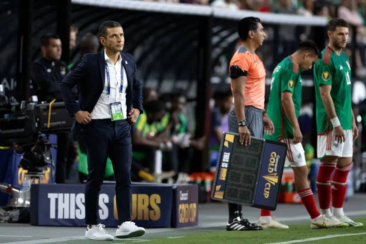 El entrenador de México, Jaime Lozano, izquierda, camina por la banda durante la segunda mitad ...