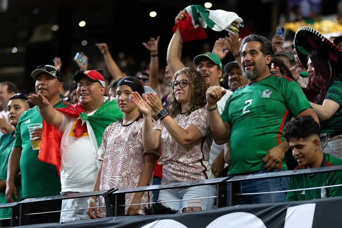 Fanáticos de México animan a su equipo durante la segunda mitad de un partido de fútbol de s ...