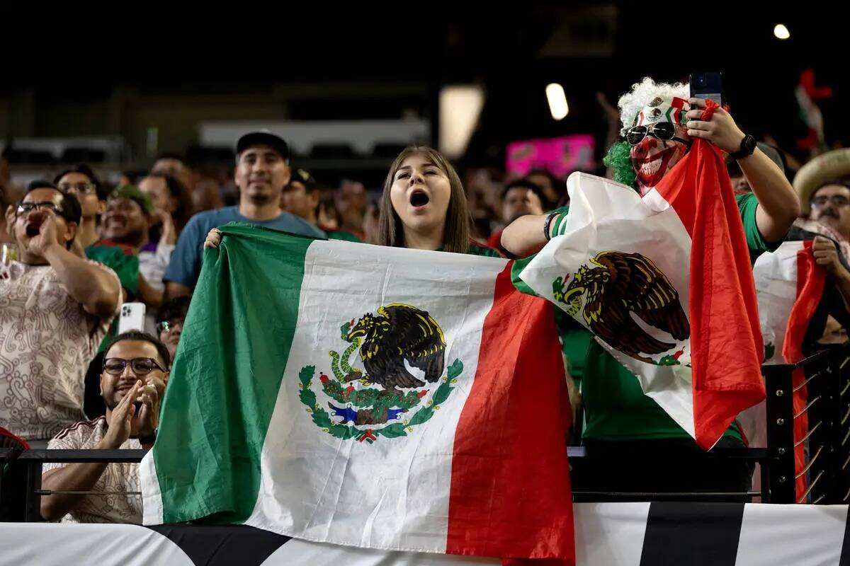 Fanáticos de México animan después de que su equipo ganó un partido de fútbol de semifinal ...