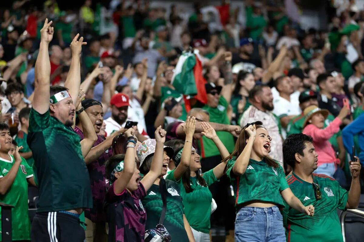México anima después de que su equipo anotara en los primeros dos minutos durante la primera ...