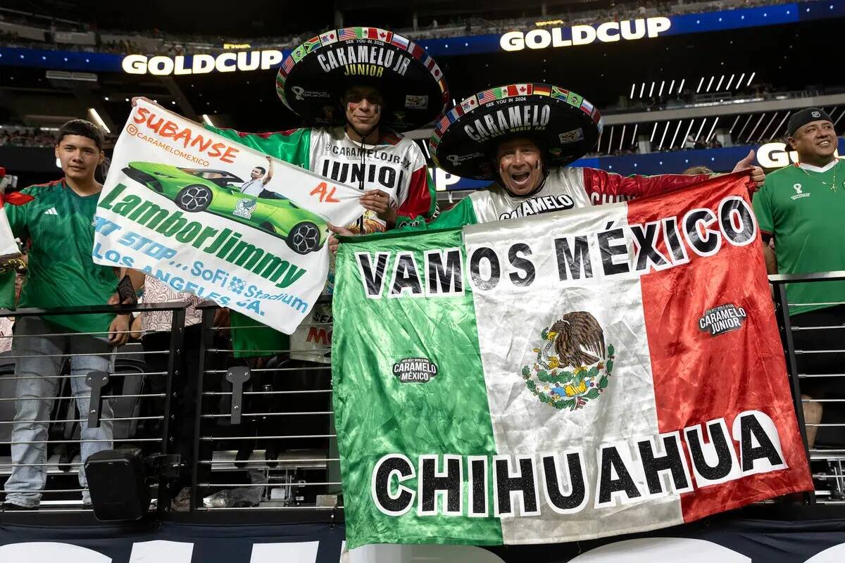 Fanáticos de México se visten con la insignia de su equipo antes de un partido de fútbol de ...