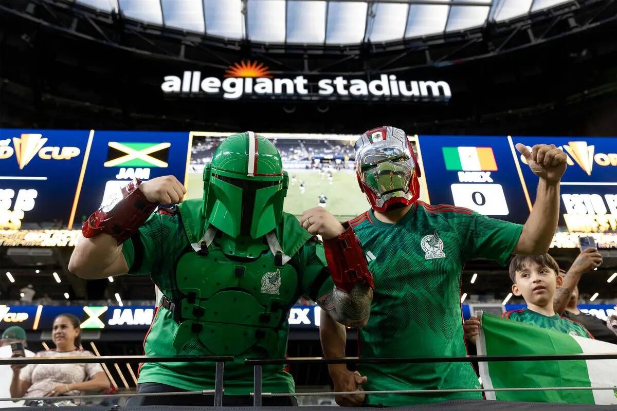 Fanáticos de México animan a su equipo antes de un partido de fútbol de semifinales de la Co ...