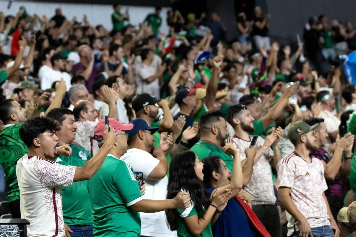México celebra después de que su equipo anotara a Jamaica durante la primera mitad de un part ...