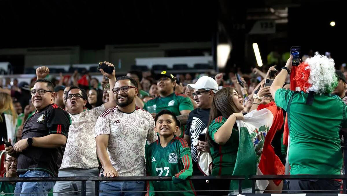 México celebra después de que su equipo anotara a Jamaica durante la primera mitad de un part ...