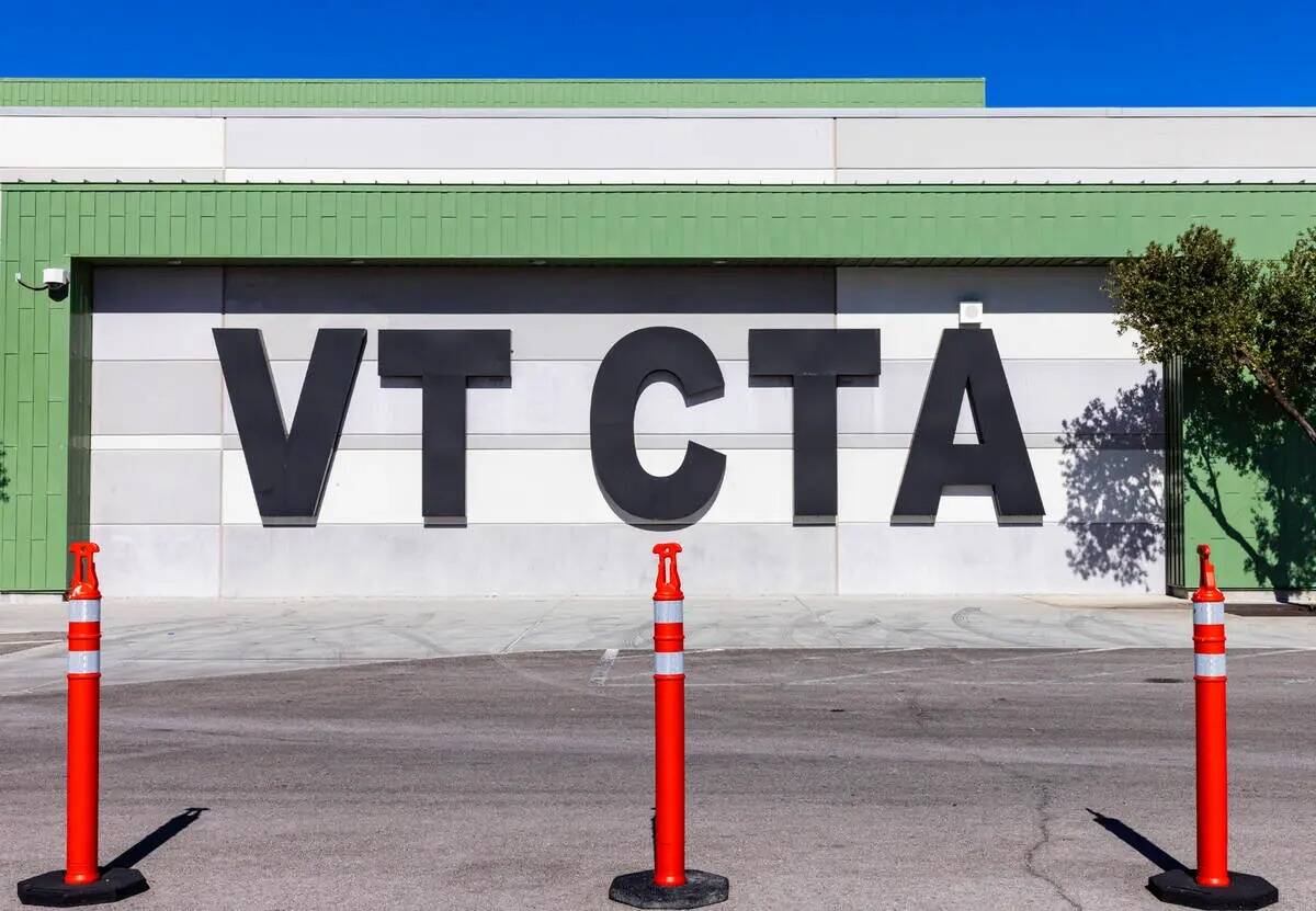 Veterans Tribute Career and Technical Academy (VTCTA) en 2531 Vegas Drive es fotografiado el mi ...