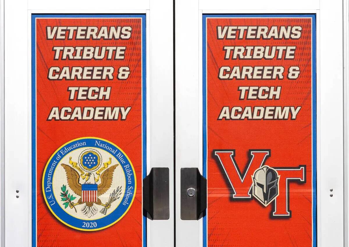 Veterans Tribute Career and Technical Academy (VTCTA) en 2531 Vegas Drive es fotografiado el mi ...