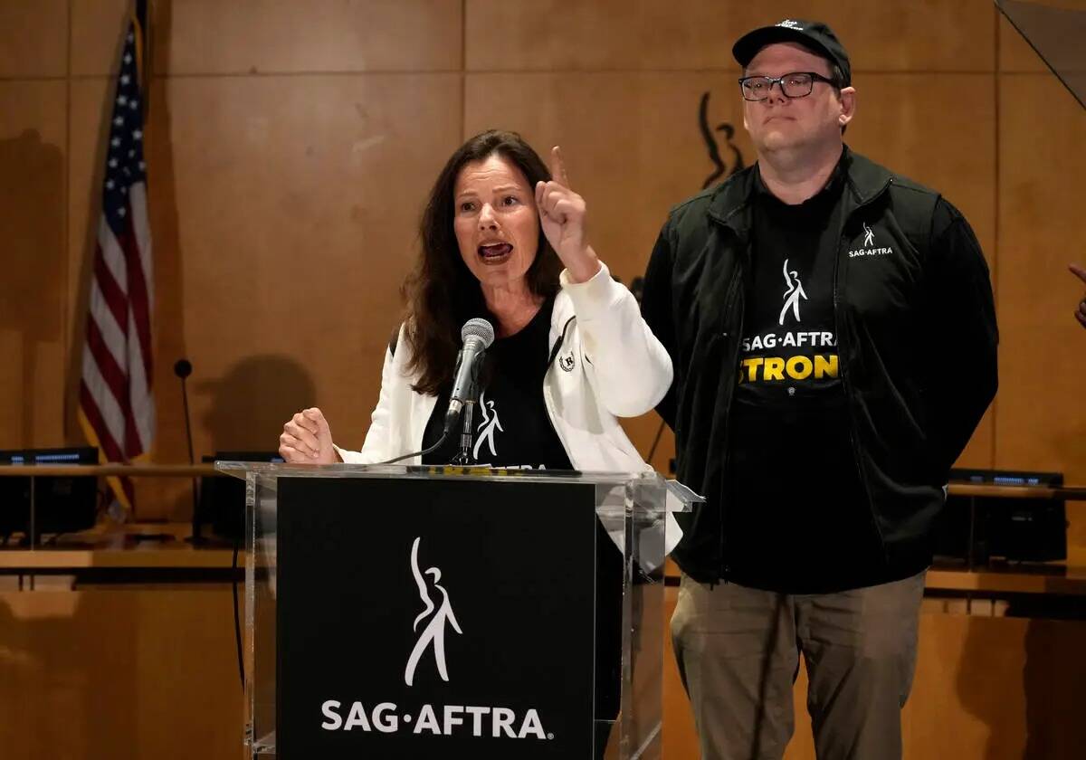 Fran Drescher, presidenta de SAG-AFTRA (izquierda), y Duncan Crabtree-Ireland, director ejecuti ...