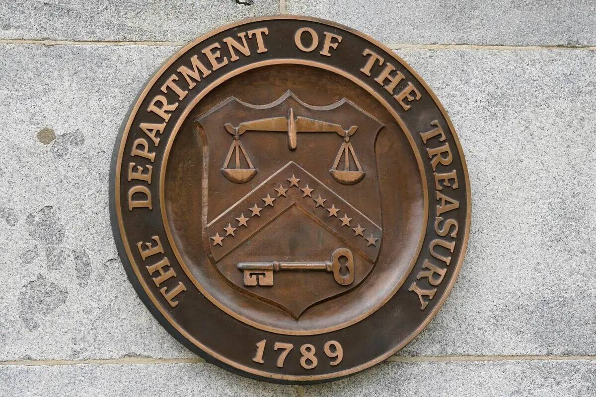 El sello del Departamento del Tesoro en el exterior del edificio del Departamento del Tesoro en ...