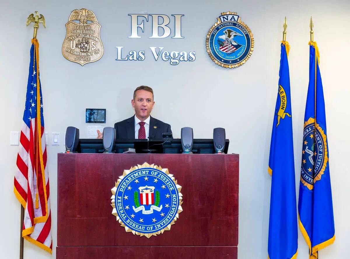 El agente especial a cargo Spencer Evans de la oficina de Nevada del FBI habla durante una rued ...