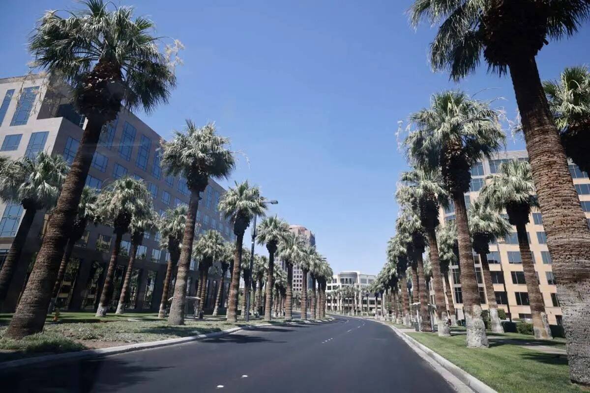 Howard Hughes Parkway se ve, jueves, 6 de julio de 2023, en Las Vegas. (Chitose Suzuki/Las Vega ...