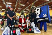 Santa Claus llegó en medio de la nieve que caía a la tienda, donde la alcaldesa de North Las ...