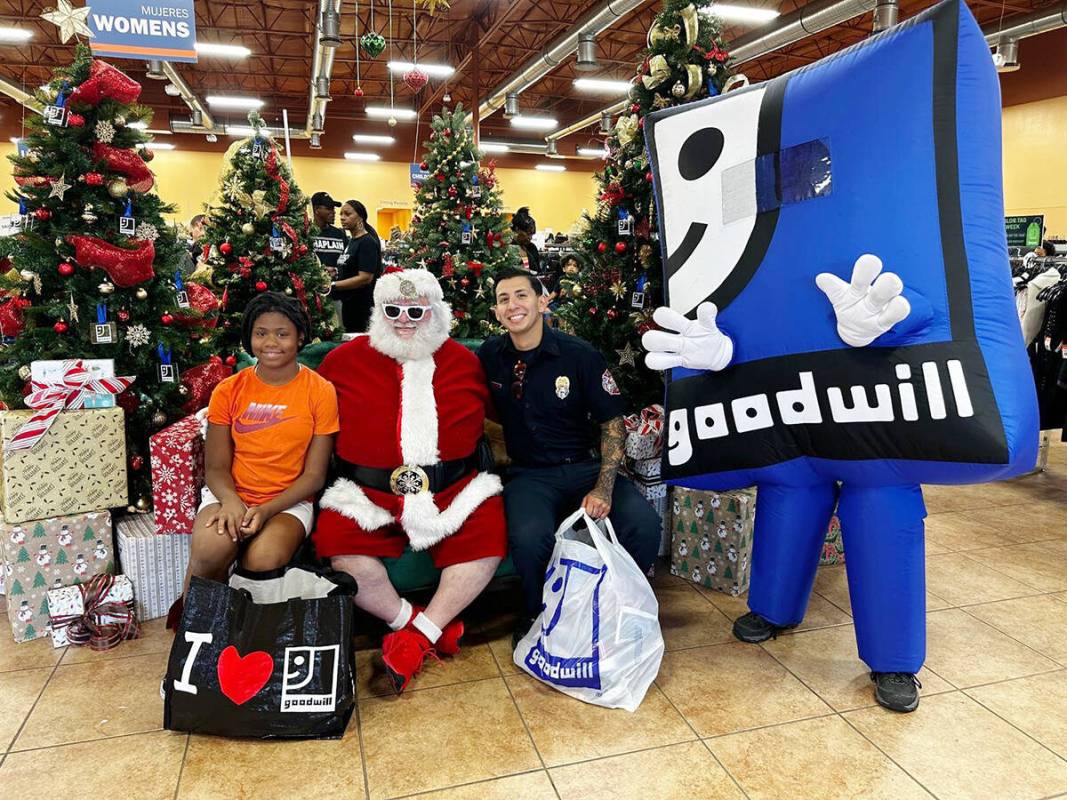 Santa Claus llegó en medio de la nieve que caía a la tienda, donde la alcaldesa de North Las ...