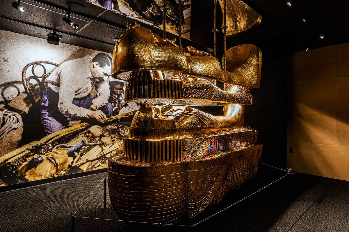 Sarcófago anidado exhibido en Discovering King Tut's Tomb en Luxor, una de las atracciones inc ...