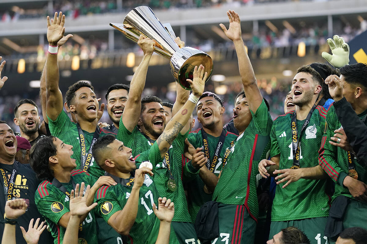 Los jugadores de México celebran con el trofeo del ganador después de vencer a Panamá 1-0 de ...