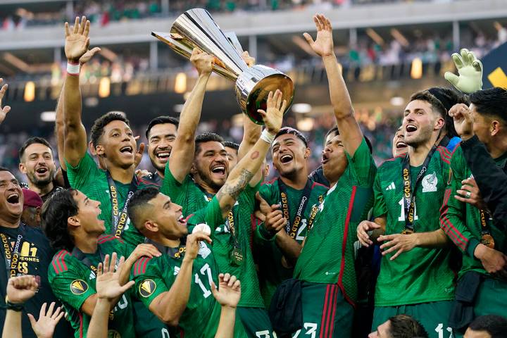 Los jugadores de México celebran con el trofeo del ganador después de vencer a Panamá 1-0 de ...