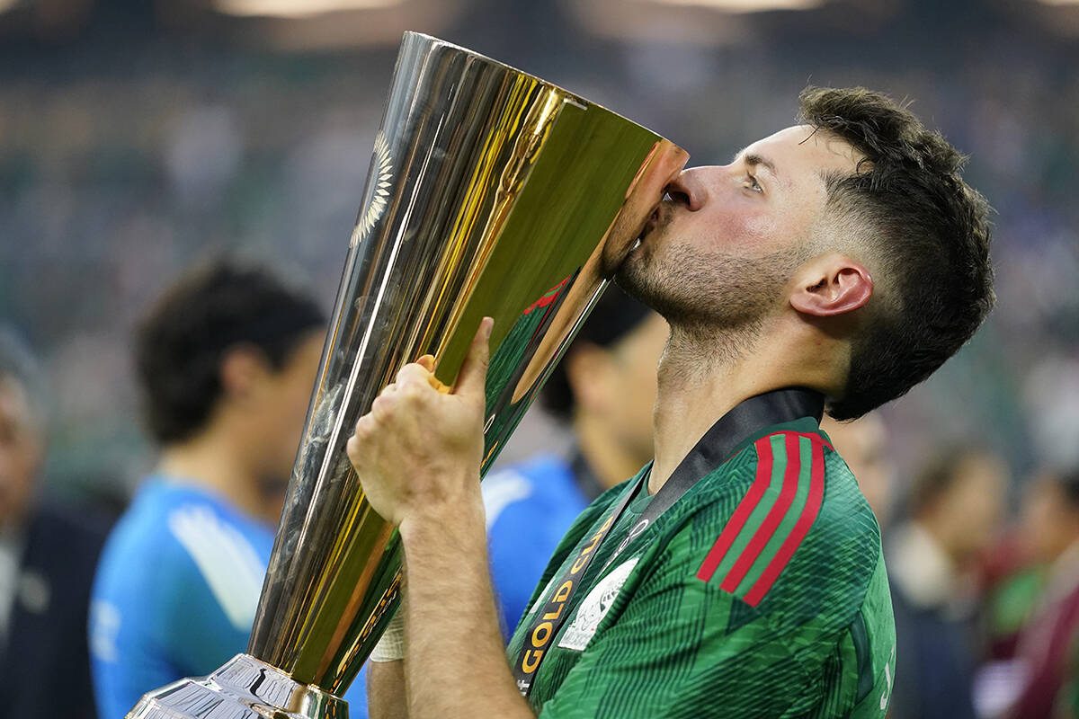 Santiago Giménez de México besa el trofeo de ganador tras vencer 1-0 a Panamá en la final de ...