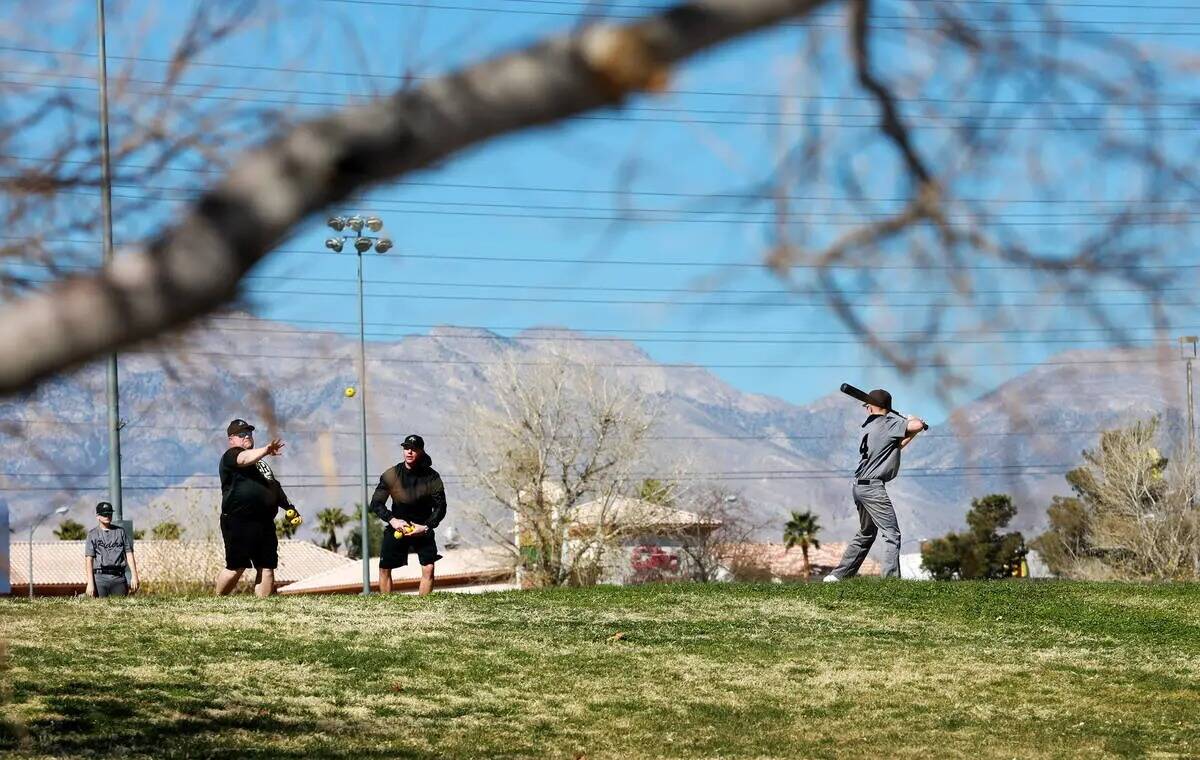 Los clientes juegan al béisbol en Desert Breeze Park en Las Vegas el domingo 18 de febrero de ...