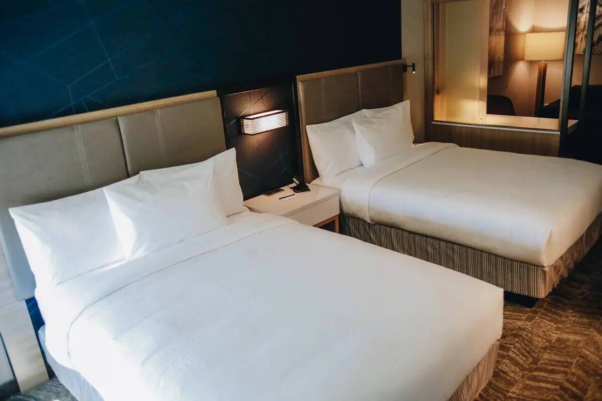 Una habitación de hotel con cama matrimonial el viernes 14 de julio de 2023, en SpringHill Sui ...